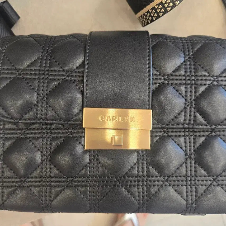 [BUNJANG] Carlyn Quilted Crossbody Bag Black / 칼린 퀼팅 크로스백 블랙