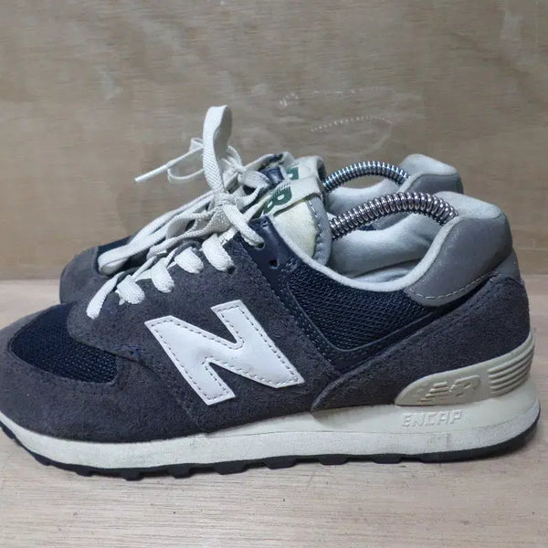 [BUNJANG] New Balance 574 Navy Sneakers / 후루룩구제3 235 뉴발란스 574 네이비 운동화 스니커즈260811