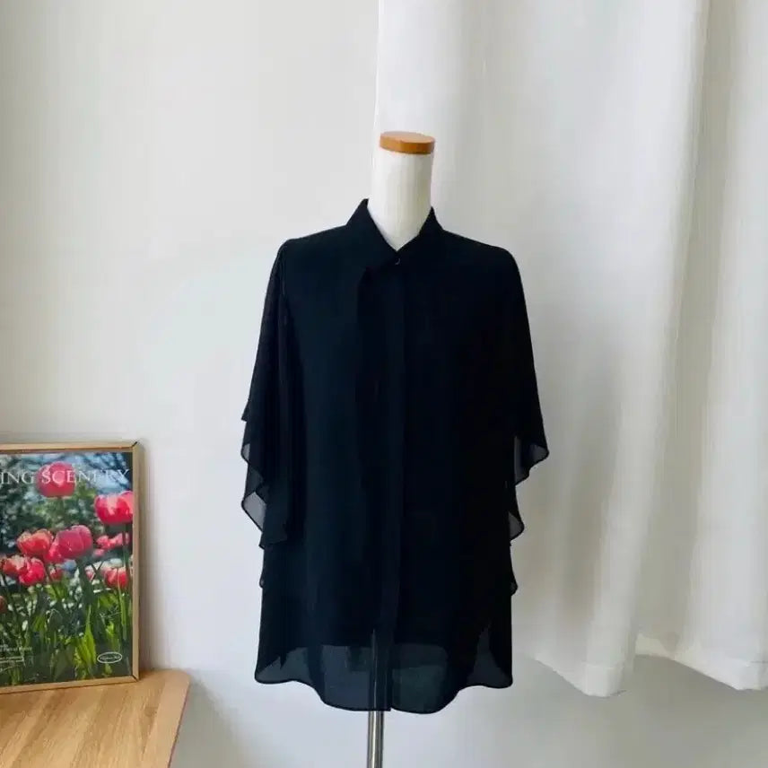 [BUNJANG] The Izzat Veiled Cape Silhouette Blouse Black M / 더아이잗 베일드 케이프  실루엣 블라우스 블랙 M