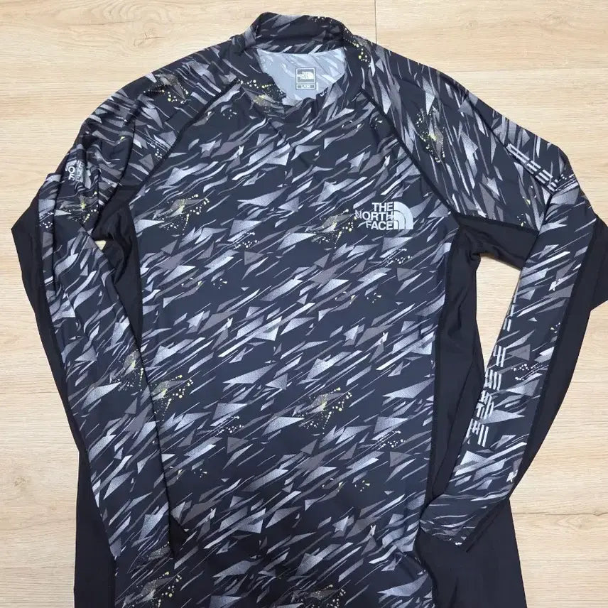 [BUNJANG] The North Face Rash Guard Men's Black/Gray/White Pattern Size 100 / 노스페이스 레쉬가드 블랙/그레이/화이트 패턴 남(100)