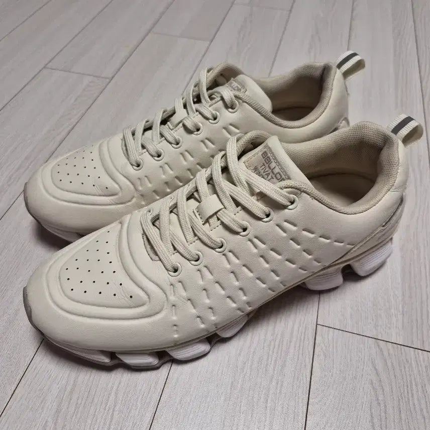 [BUNJANG] Valop Tibart Wintree Low Walking Shoes / 밸롭 워킹화 티바트 윈트리 로우 운동화 사이즈270독특한 아웃솔 디자인이 특징입니다.색상: 화이트(아이보리 같은데...)특징: 겨울용 워킹화로 활용 가능한 생활 방수,방