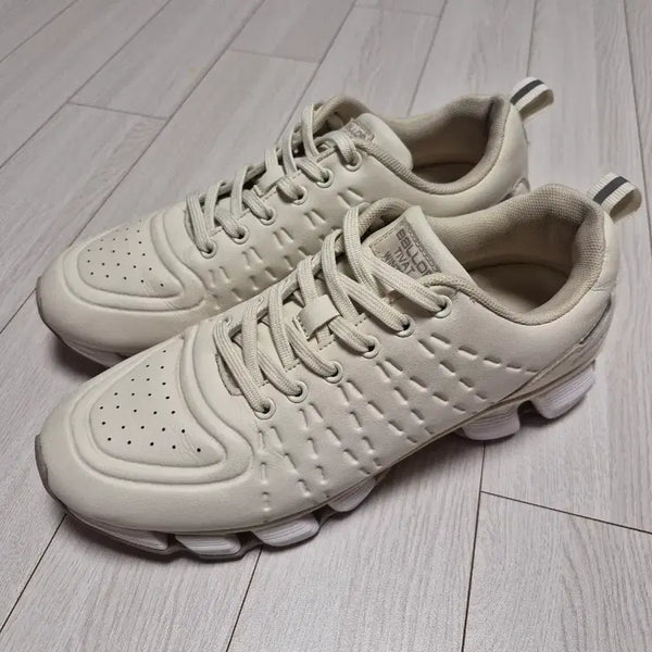 [BUNJANG] Valop Tibart Wintree Low Walking Shoes / 밸롭 워킹화 티바트 윈트리 로우 운동화 사이즈270독특한 아웃솔 디자인이 특징입니다.색상: 화이트(아이보리 같은데...)특징: 겨울용 워킹화로 활용 가능한 생활 방수,방