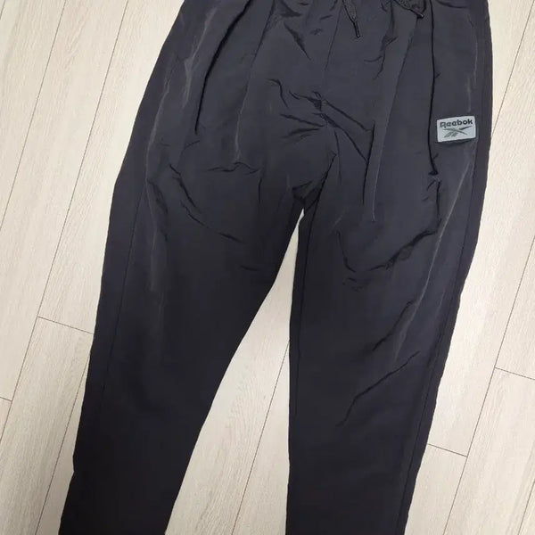 [BUNJANG] Reebok Classic UR WV Woven Training Pants Size L Black / 새상품급) 리복 클래식 UR WV 우븐 트레이닝 팬츠 사이즈L하의/바지/남성용/긴바지/색상: 블랙 /출시가: 79,000원여러 중고사이트에도 같이 판매하고 있어서 삭제되면