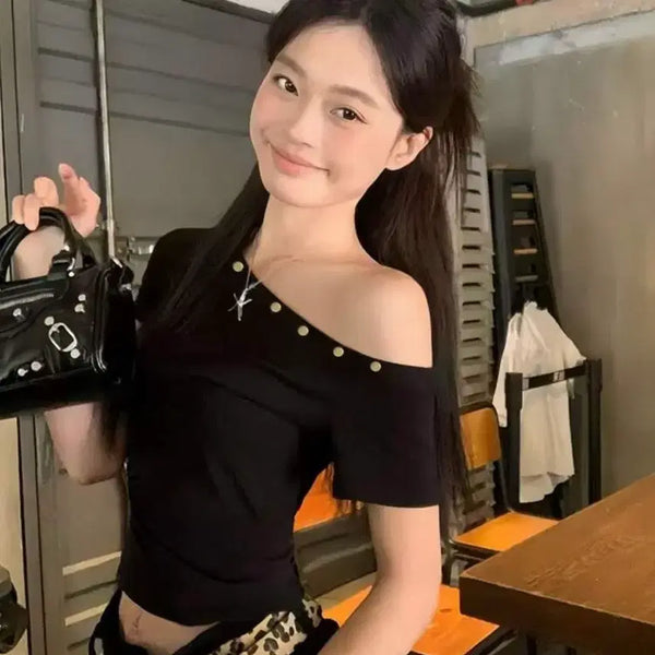 [BUNJANG] Asymmetrical Off-Shoulder Crop Short-Sleeved T-Shirt / 언발 오프숄더 크롭 반팔티