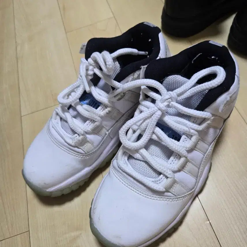[BUNJANG] Nike Air Jordan 11 Retro White/Blue Women's Sneakers / 에어조던11 화이트 225