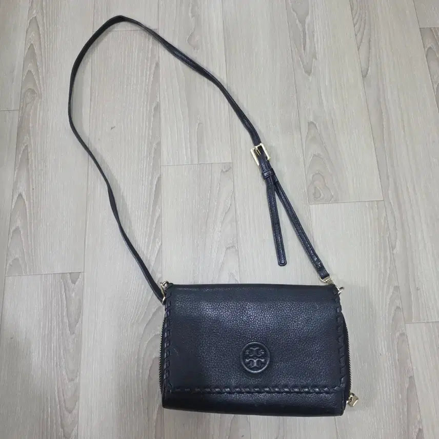 [BUNJANG] Tory Burch Logo Detail Black Crossbody Bag / 토리버치 로고 장식 블랙 크로스백