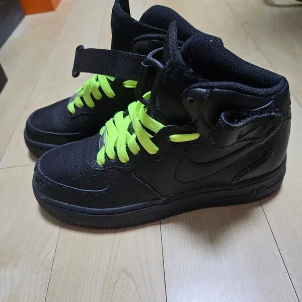 [BUNJANG] Nike Air Force 1 Mid Black Lime Laces (225mm) / 나이키 에어포스 1 미드 블랙 라임 형광끈 225