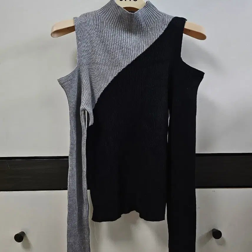 [BUNJANG] Black Grey Off-Shoulder Turtleneck Ribbed Knit / 블랙 그레이 어깨트임 목폴라 골지 니트