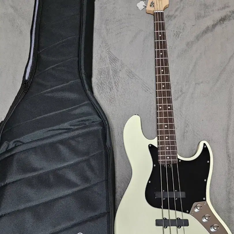 [BUNJANG] Hex B100 Main Model Guitar / 헥스 국산 메인모델 B100입니다반년전 사놓고 레슨몇번후 계속  소장만해서 사용감 미미해요사진그대로입니다구매초기 연습사용감 찔끔 외에 거진 출고그대로입니다프렛 그대로고 눈