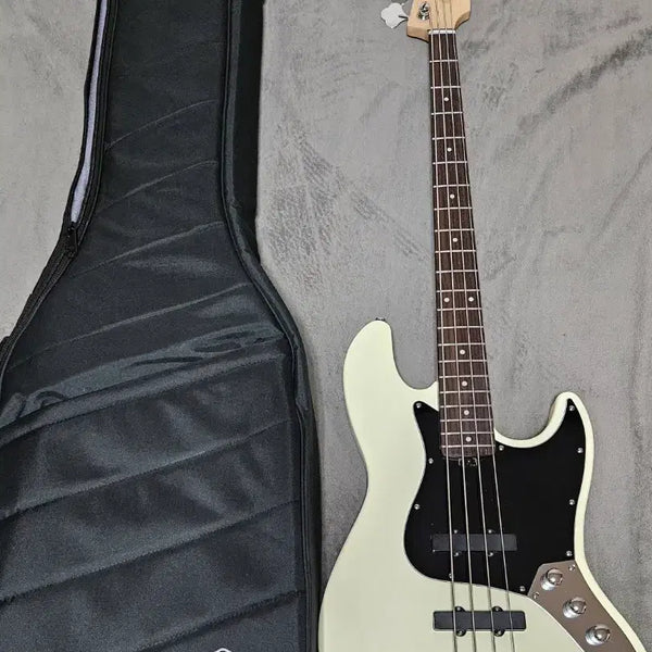 [BUNJANG] Hex B100 Main Model Guitar / 헥스 국산 메인모델 B100입니다반년전 사놓고 레슨몇번후 계속  소장만해서 사용감 미미해요사진그대로입니다구매초기 연습사용감 찔끔 외에 거진 출고그대로입니다프렛 그대로고 눈