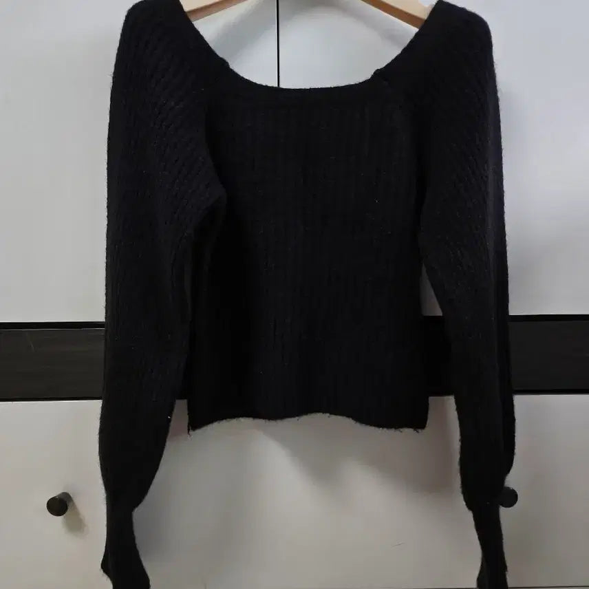[BUNJANG] Black Ribbed Off-Shoulder Knit Top / 블랙 골지 오프숄더 니트