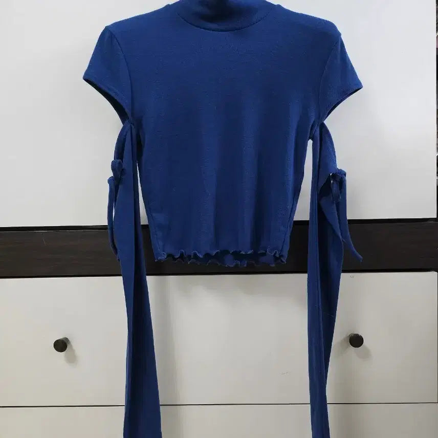 [BUNJANG] Blue Cut-Out Turtleneck Ribbon T-Shirt / 블루 팔트임 ? 목폴라 리본 티