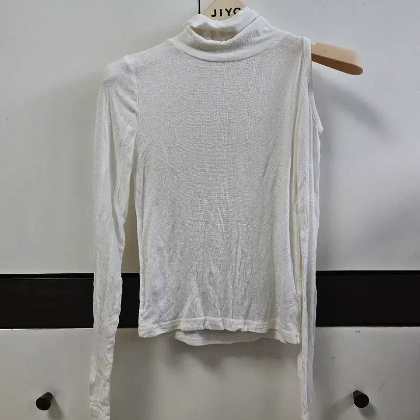 [BUNJANG] White Asymmetrical Shoulder Cut-Out Turtleneck Tee / 화이트 언발 어깨트임 목폴라 티