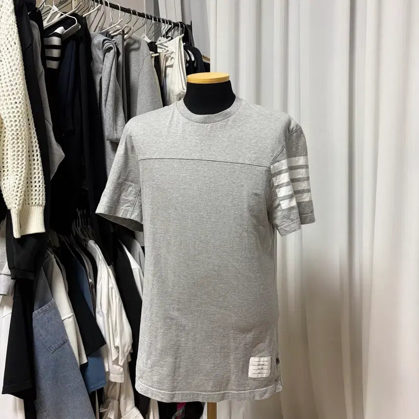 [BUNJANG] Thom Browne Striped Armband Short Sleeve T-Shirt / {새상품급/3}톰브라운 사선완장 반팔