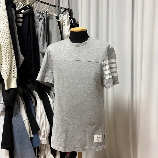 [BUNJANG] Thom Browne Striped Armband Short Sleeve T-Shirt / {새상품급/3}톰브라운 사선완장 반팔