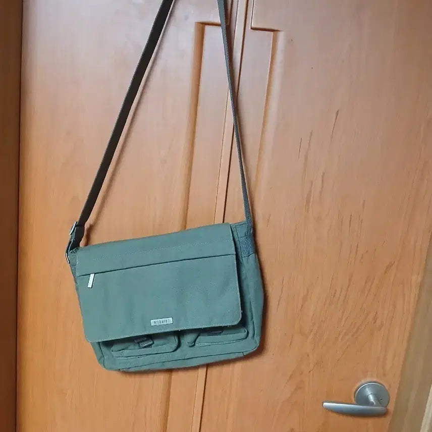 [BUNJANG] WOORlDL Messenger Bag Khaki / WOORlDL 메신저백 카키색