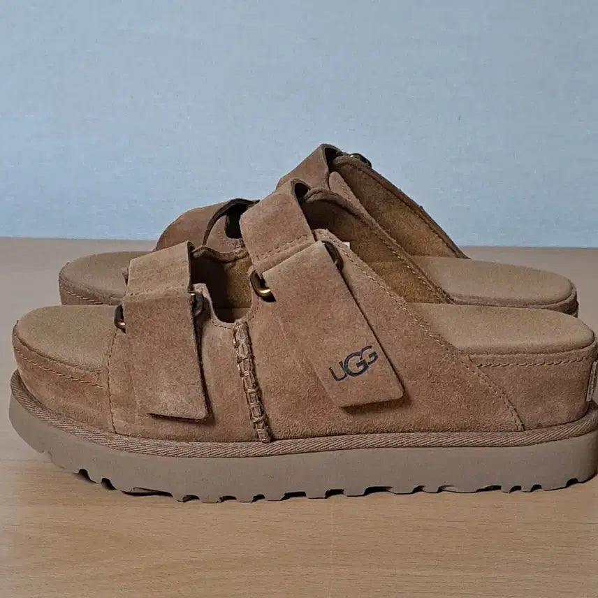 [BUNJANG] UGG Platform Wedge Sandals / UGG 키높이 샌들 슬리퍼 240