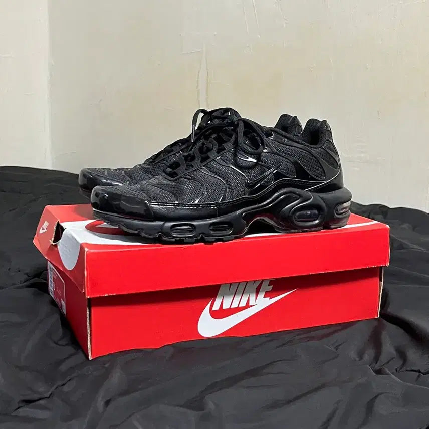 [BUNJANG] Nike Air Max Plus Triple Black Sneakers (260) / 나이키 에어맥스 플러스 트리플 블랙 260