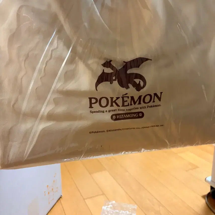[BUNJANG] Pokemon Store Charizard Leather Tote Bag / 포켓몬스토어 리자몽 레더 토트백 새상품 판매합니다