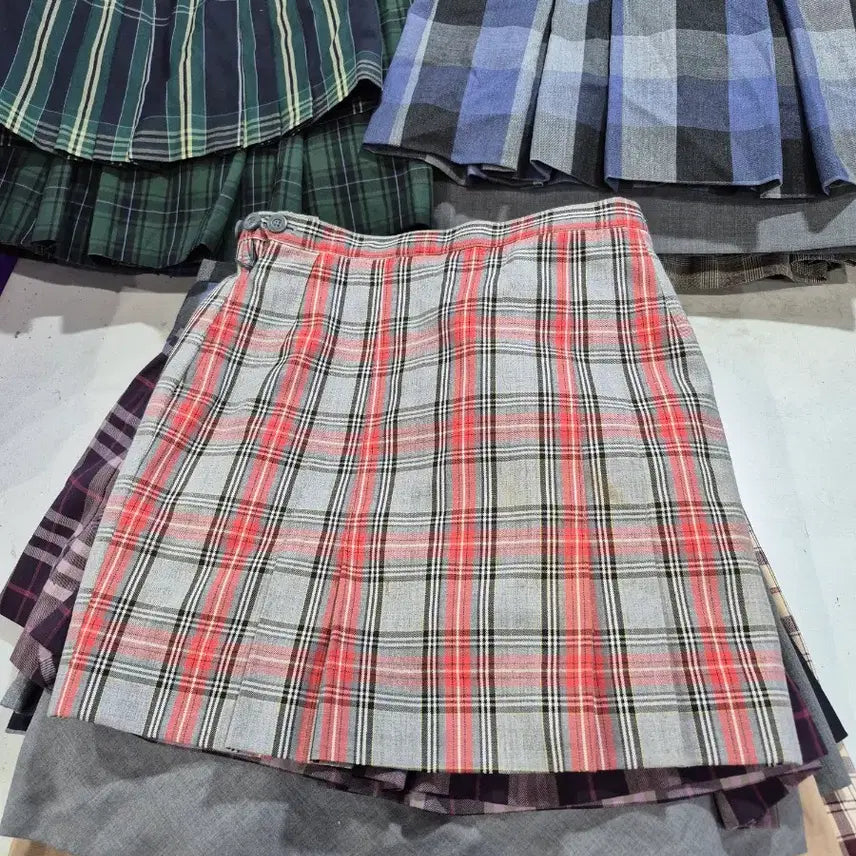 [BUNJANG] Used School Uniform Skirts (Size 74 Below) - 20 pcs (B-Grade) / 중고 교복치마 사이즈74이하 20장. B급치마