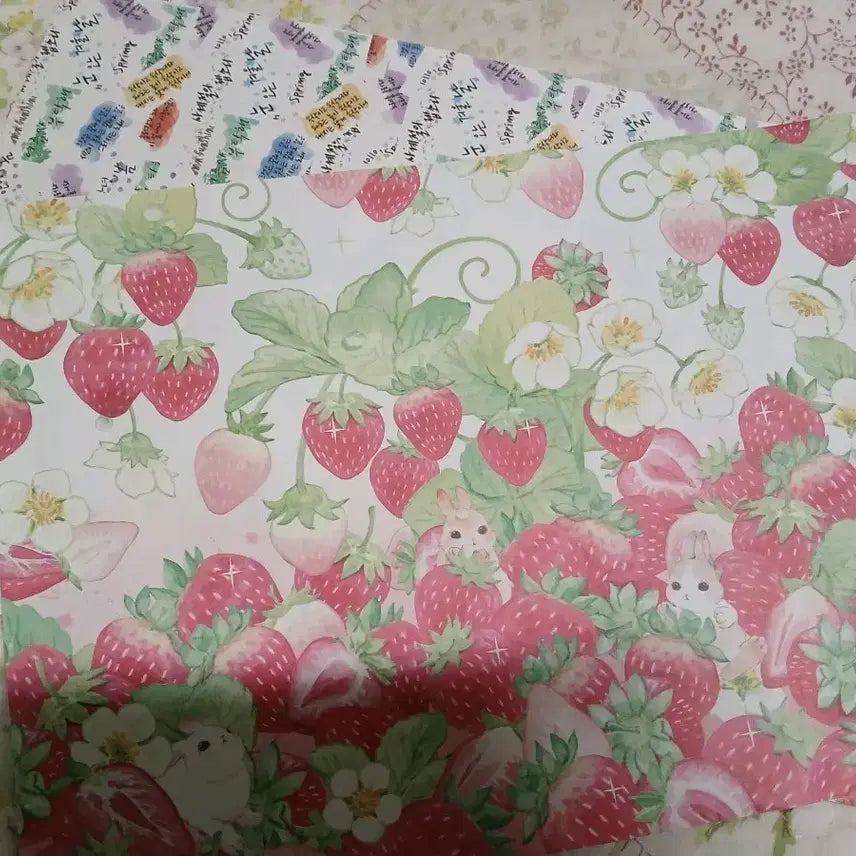 [BUNJANG] Strawberry Pattern Wrapping Paper (2 Sheets) / 딸기 패턴 랩핑지 / 포장지 / 디자인 문구 두장