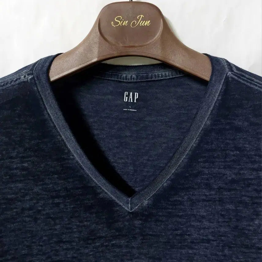[BUNJANG] Gap Garment Dyed V-Neck T-Shirt Size 110 / 갭 가먼트다이 브이넥 110
