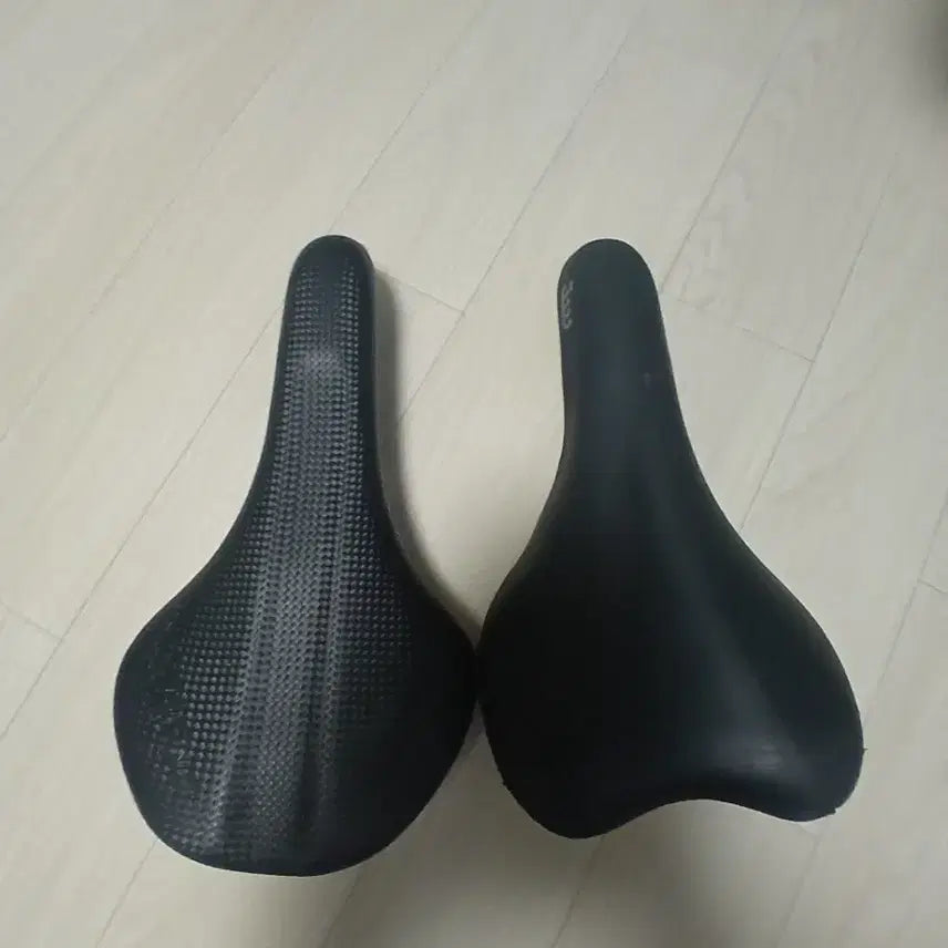 [BUNJANG] Tsunami Genuine Saddle & Samchully Saddle Bundle Set / 안장 일괄판매
