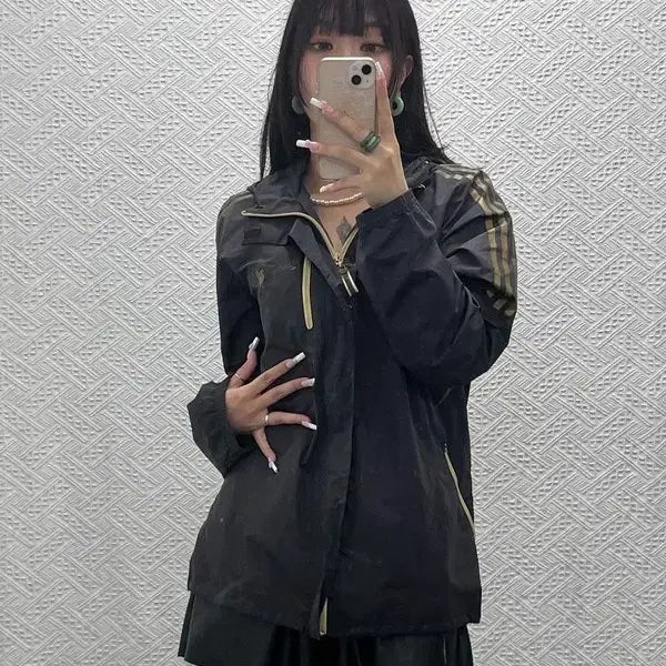 [BUNJANG] Adidas x Liverpool L.F.C. Gold Three-Stripes Windbreaker Jacket / 아디다스 x 리버풀 L.F.C 골드 삼선 후드 바람막이 자켓 100 C13799
