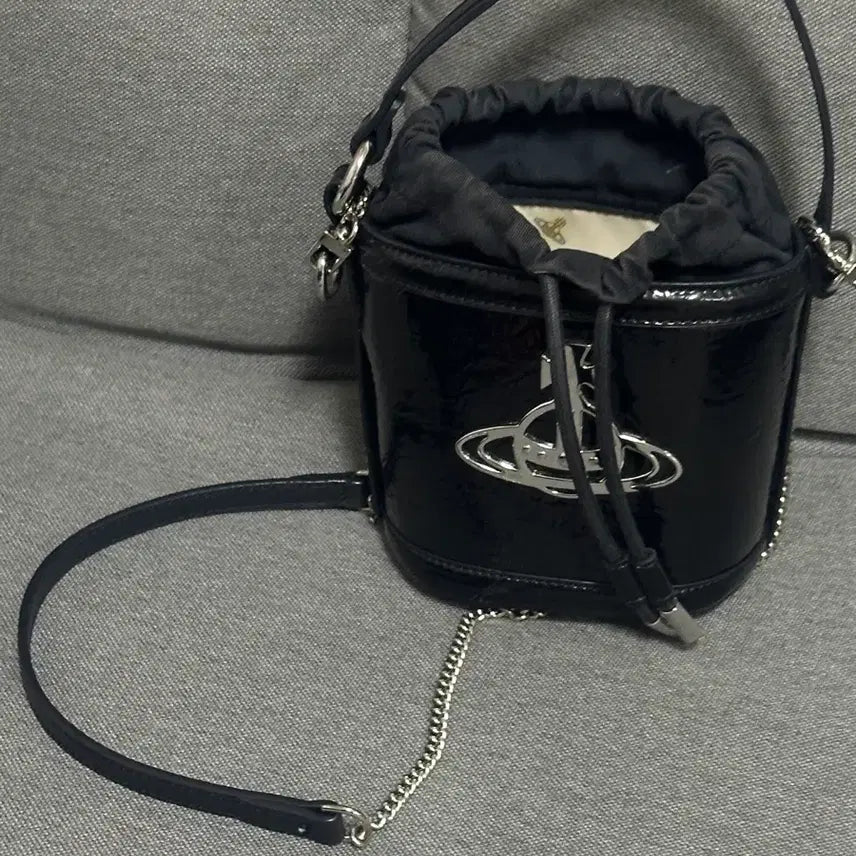 [BUNJANG] Vivienne Westwood Black Enamel Bucket Bag / 비비안웨스트우드 블랙 에나멜 버킷백