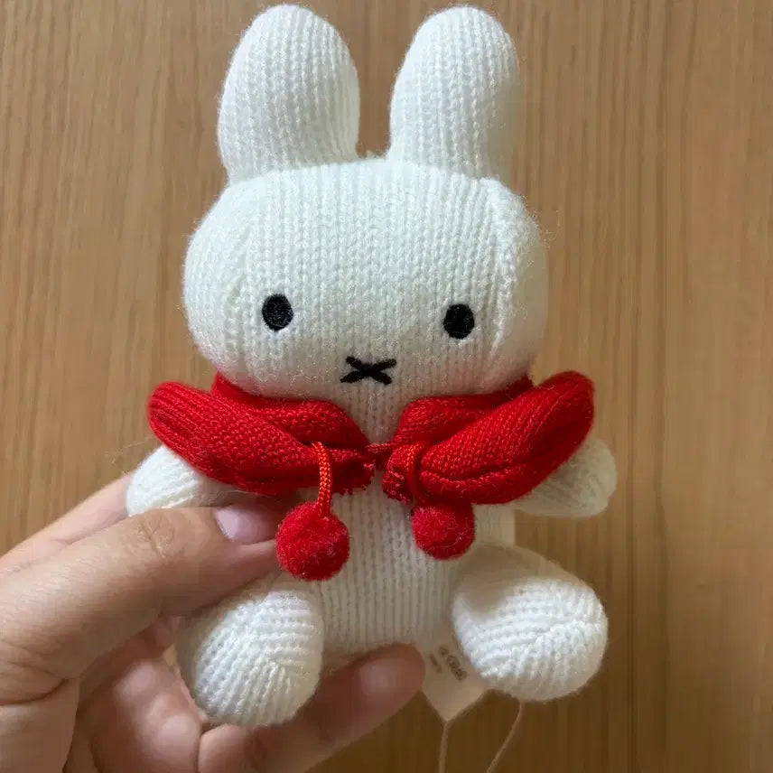[BUNJANG] Miffy Knit Keychain (White, Red Scarf) / 미피 니트 키링 (화이트, 레드 목도리)