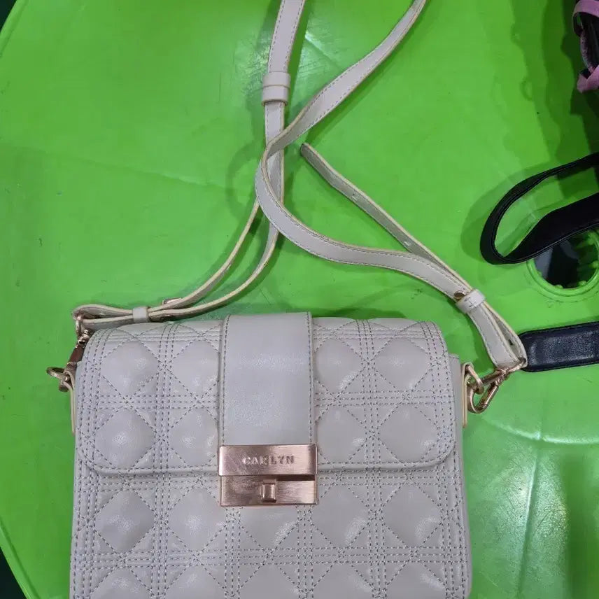 [BUNJANG] Carlyn Ivory Quilted Crossbody Bag / 칼린 크로스백 아이보리