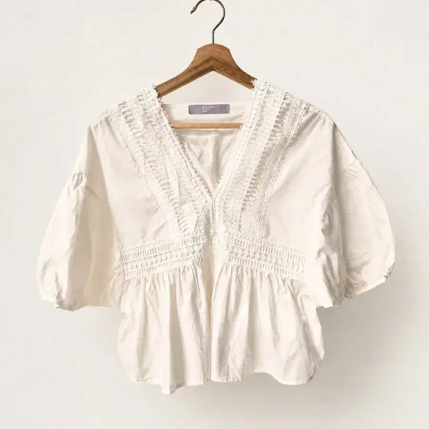 [BUNJANG] 8seconds Embroidered Lace Peplum Punching Blouse (White) / 에잇세컨즈 자수 레이스 페플럼 펀칭 블라우스 (FREE/화이트)