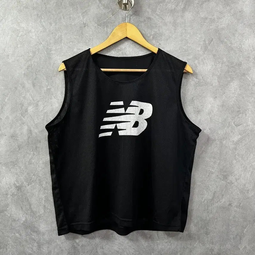 [BUNJANG] New Balance Black Cropped Sleeveless Top / 뉴발란스 민소매 블랙 반크롭 100