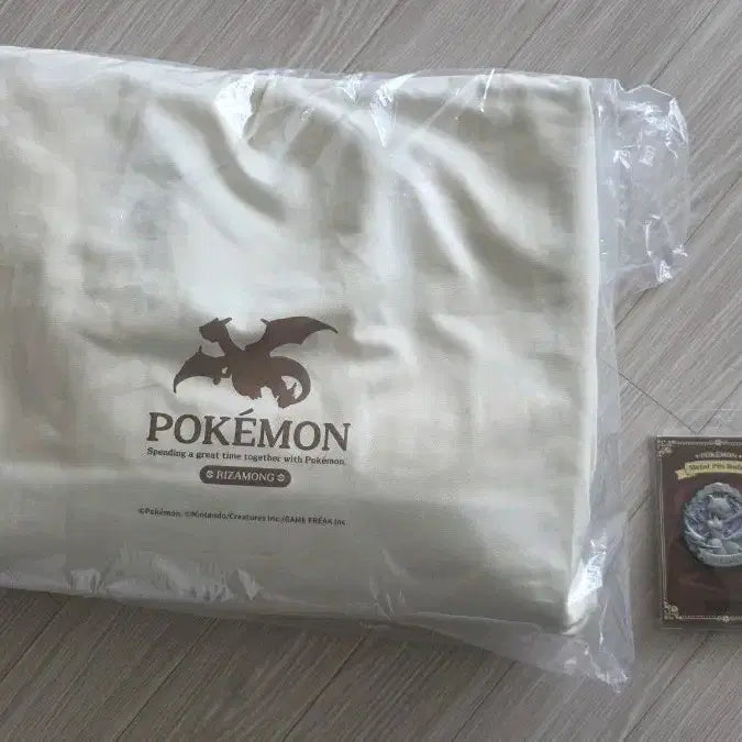 [BUNJANG] Pokemon Store ETERNAL ANTIQUE METAL Leather Canvas Tote Bag + Mewtwo Pin Badge Set / 포켓몬 스토어 ETERNAL ANTIQUE METAL 레더 캔버스 토트백 +  포켓몬 스토어  핀뱃지(뮤츠)