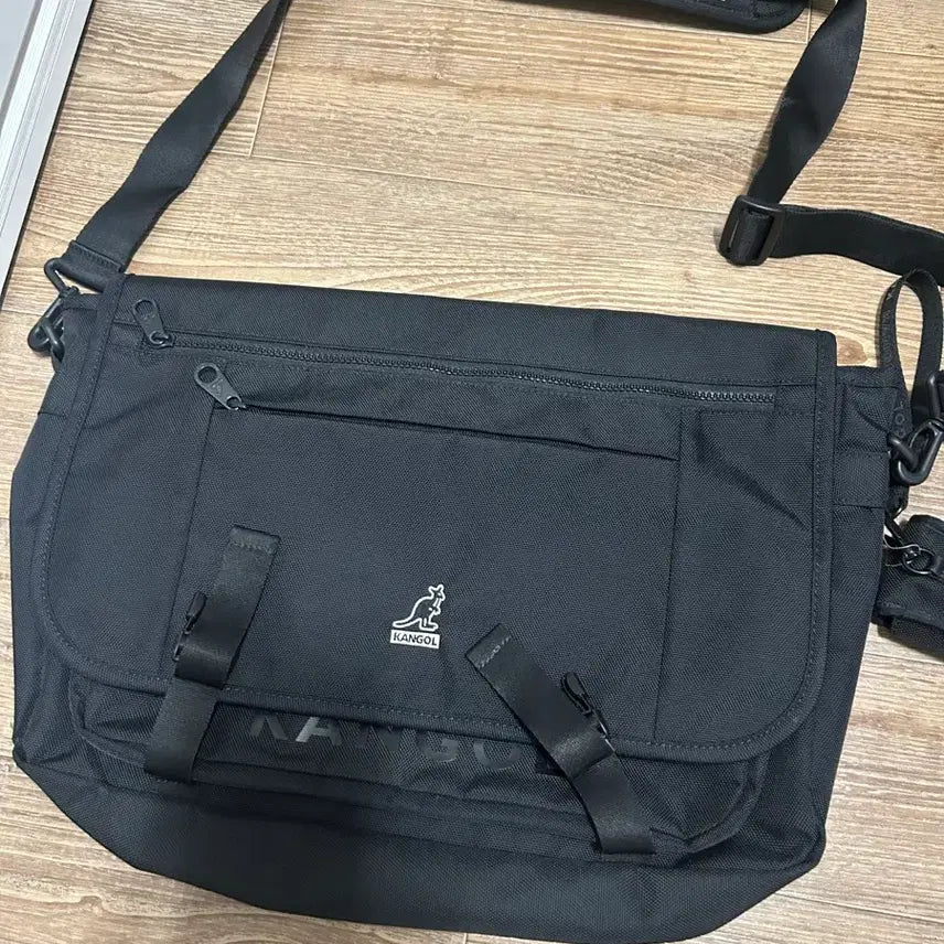 [BUNJANG] Kangol Messenger Bag / 캉골 메신저백