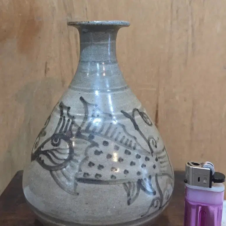 [BUNJANG] Buncheong Ware Iron-Painted Catfish Motif Vase / 분청사기 철화 쏘가리문병