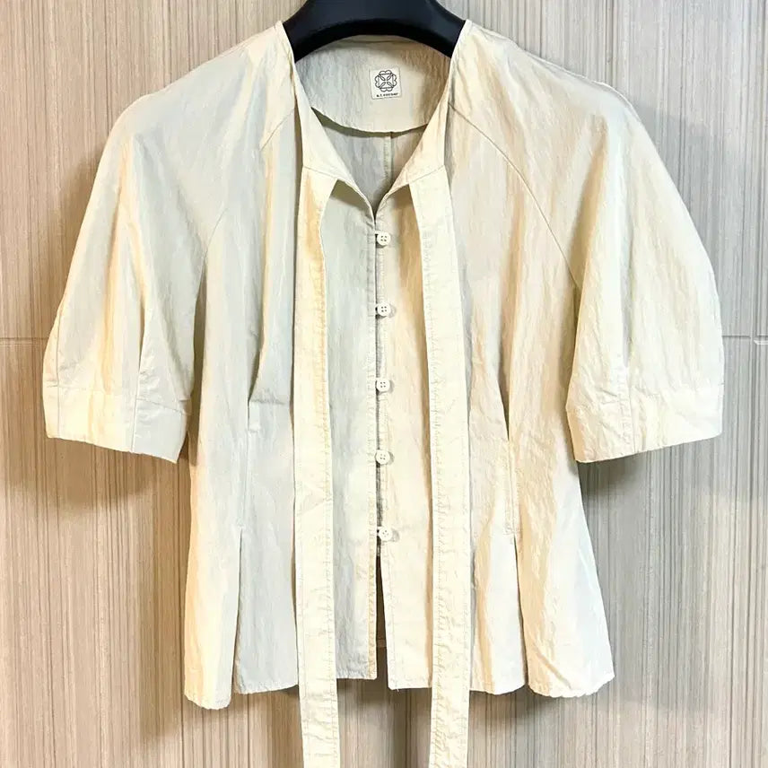 [BUNJANG] Atticoner Tie Tuck Short Sleeve Blouse Light Beige / [앳코너] 타이 턱 반팔 블라우스 라이트베이지