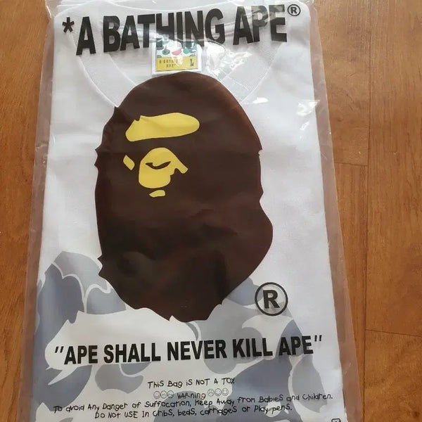 [BUNJANG] A Bathing Ape Signature Design T-Shirt White L Size / 베이프 반팔티 화이트 L 사이즈