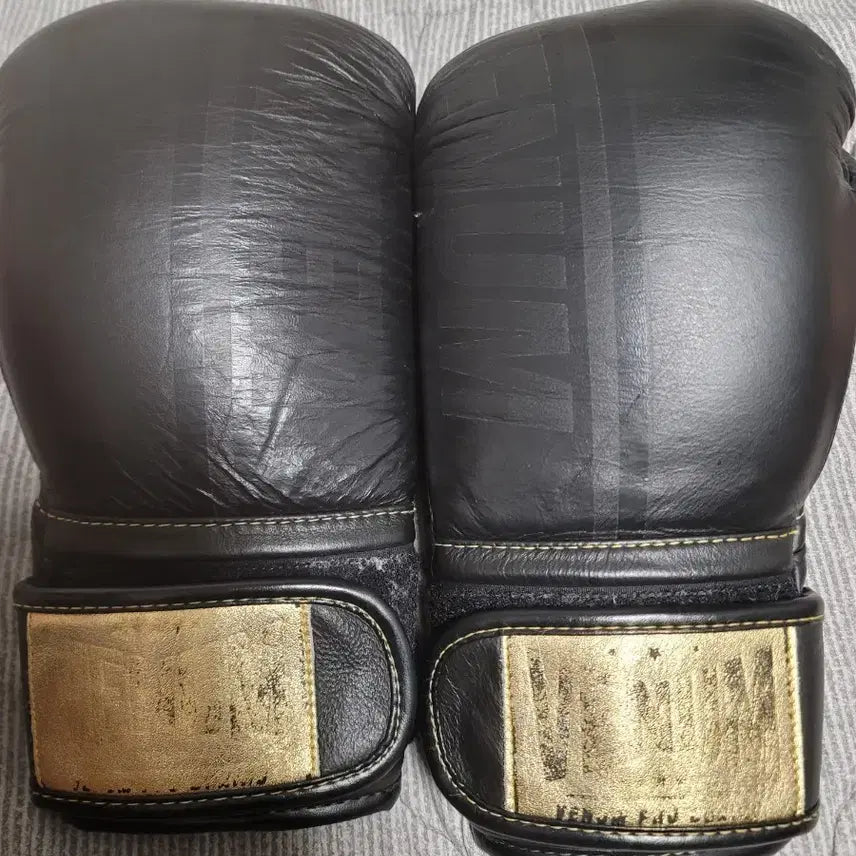 [BUNJANG] Venum Boxing Gloves Black/Gold Pro 8oz / 베넘 복싱 글러브 블랙/골드.프로 8온스