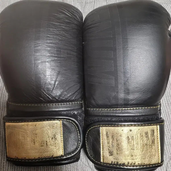 [BUNJANG] Venum Boxing Gloves Black/Gold Pro 8oz / 베넘 복싱 글러브 블랙/골드.프로 8온스
