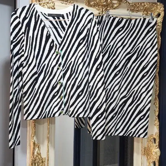 [BUNJANG] Jessi New York Zebra Cubic Button Pattern Knit Two-Piece Set / 제시뉴욕 지브라 큐빅포인트 단추 패턴 니트 투피스 55 니트셋업 정장 단돈26990