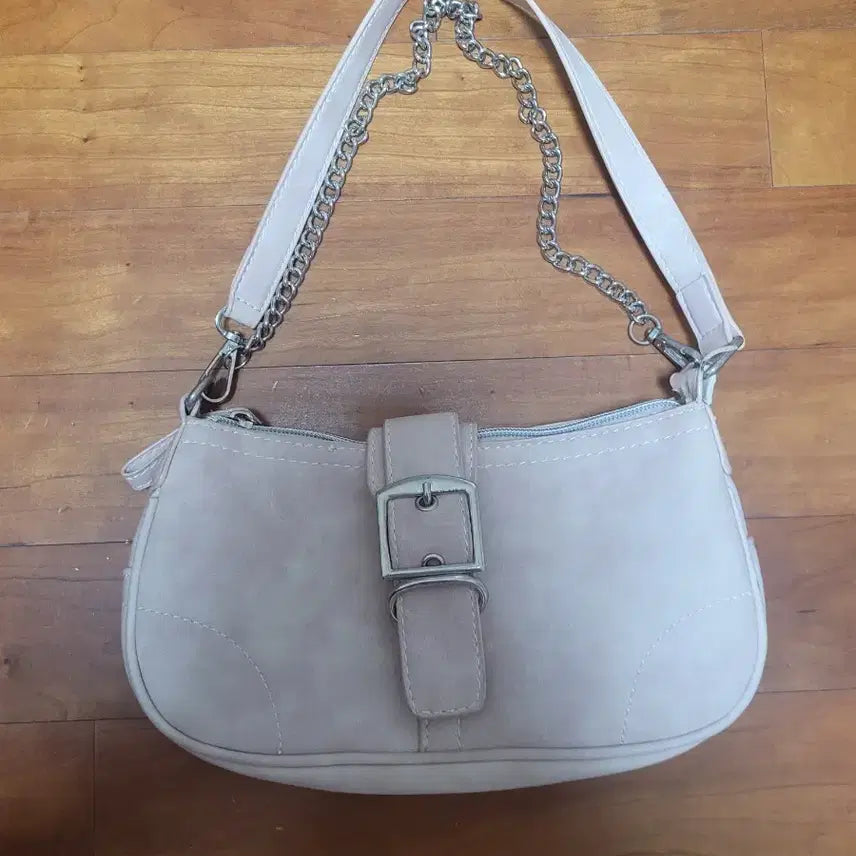 [BUNJANG] Beige Chain Buckle Shoulder Bag / 베이지색 숄더백 체인 버클 숄더백