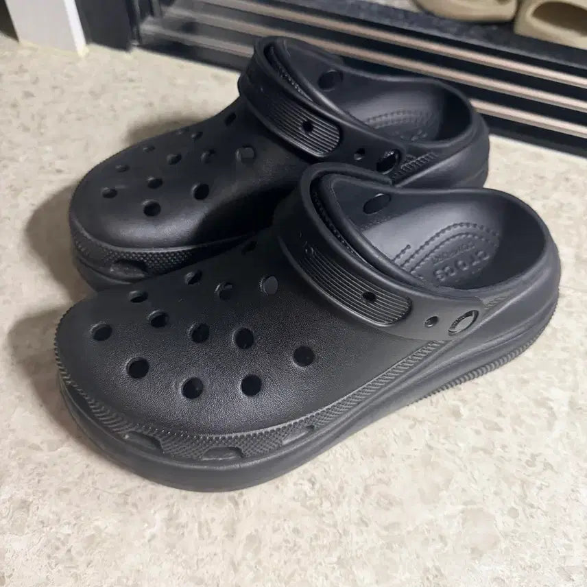 [BUNJANG] Crocs Classic Crush Clog Black Unisex Sandals / 크록스 클래식 크러쉬 클로그 블랙 키높이 샌들 공용샌들