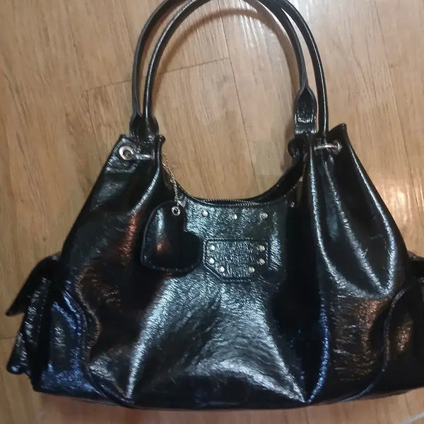 [BUNJANG] Black Enamel Leather Shoulder Bag with Heart Charm / 에나멜 소가죽/숄더백 블랙