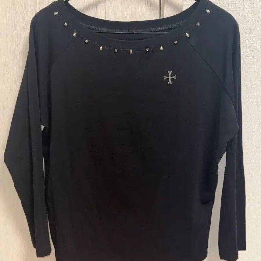[BUNJANG] Black Cross Embellished Off-Shoulder Long Sleeve Top / 힙한 블랙 십자가 장식 반오프숄더, 오프숄더 긴팔