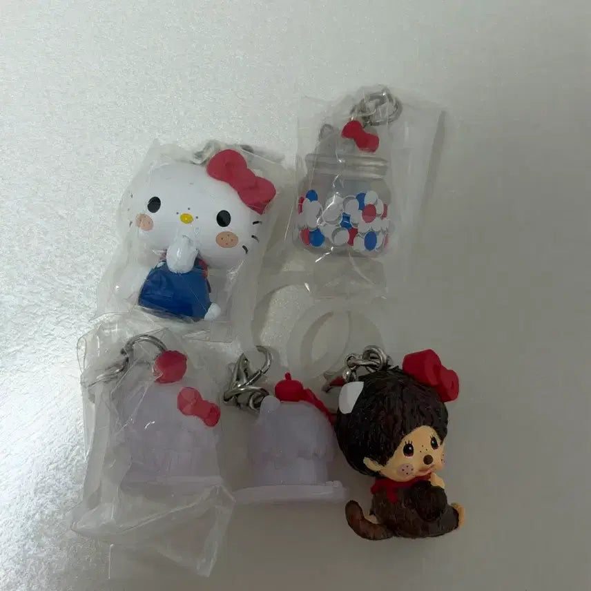[BUNJANG] Monchhichi x Hello Kitty Mezurushi Keychain Bundle Set (5 types) / 몬치치 X 헬로키티 메지루시 5종 일괄