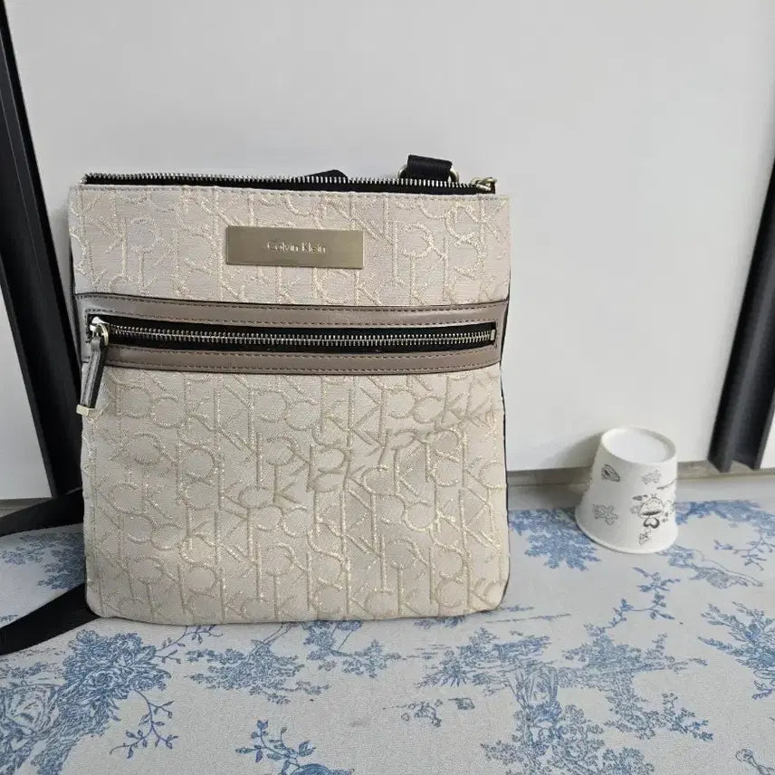 [BUNJANG] Calvin Klein Monogram Crossbody Bag / Calvin Klein 모노그램 크로스백(새상품)