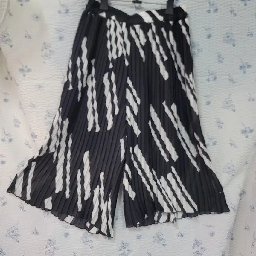 [BUNJANG] Pleated Shorts / 플리츠반바지