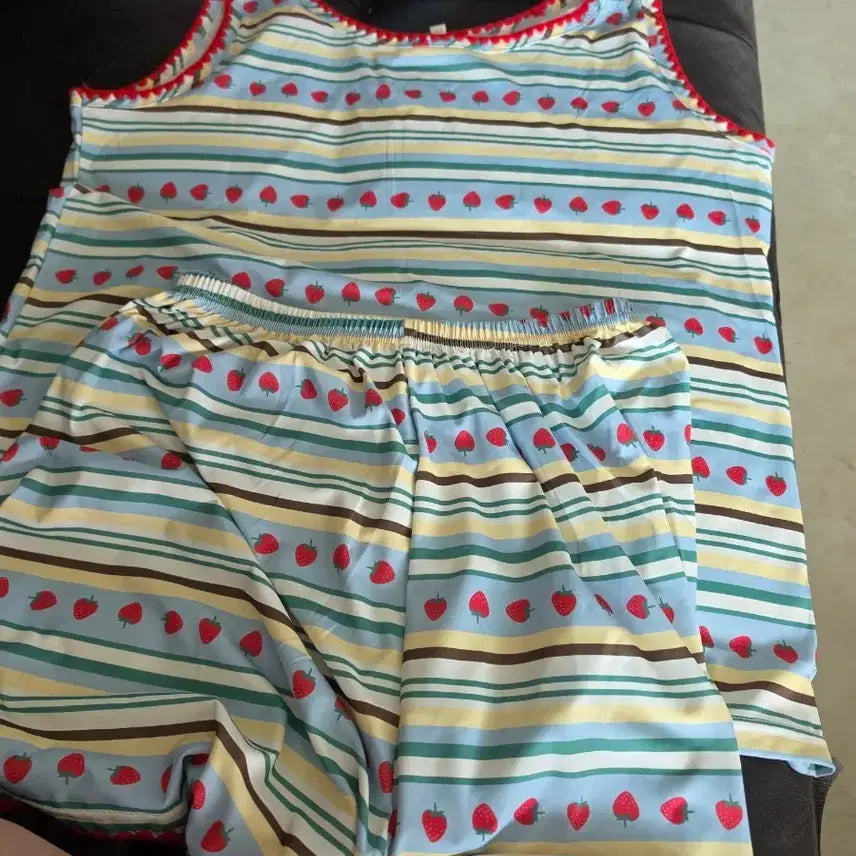 [BUNJANG] Strawberry Pattern Pajama Set / 딸기 패턴 파자마 세트