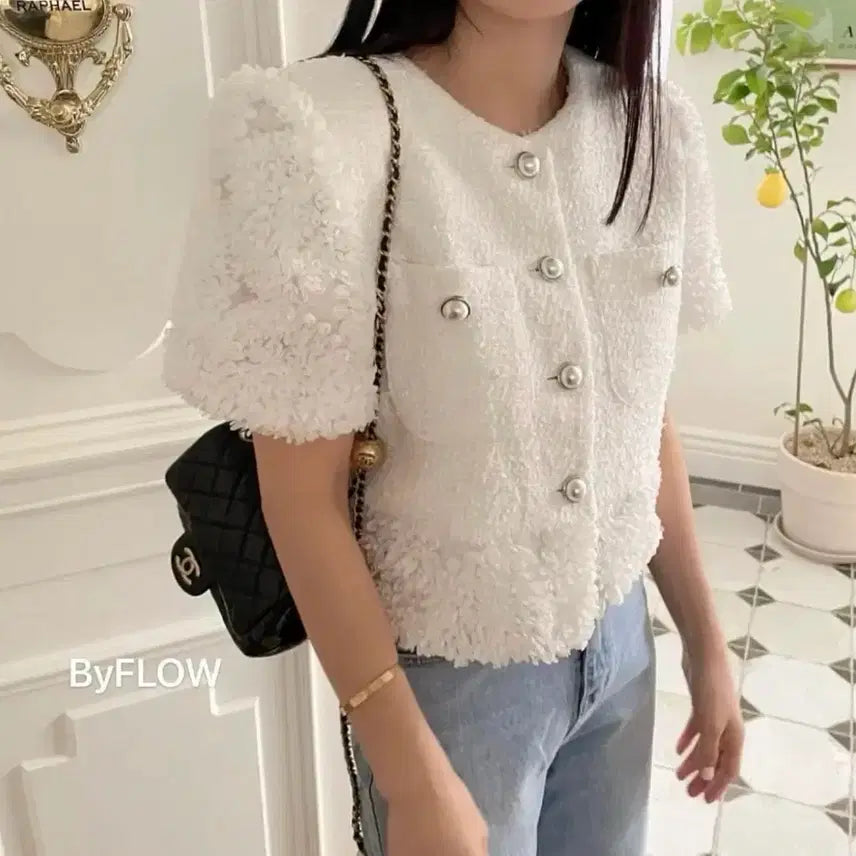 [BUNJANG] Byflow Coco Tweed Jacket with Flower Detail and Pearl Buttons / 바이플로우 Byflow 코코 트위드 자켓 꽃송이 반팔 진주 단추 가디건 화이트 흰색